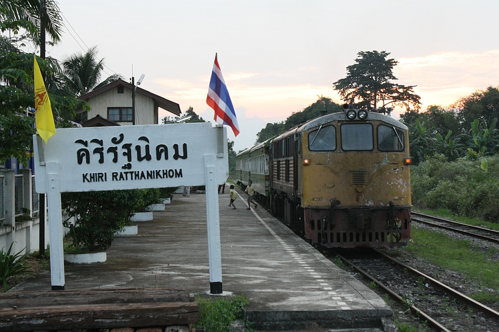 GEK 4037 (Co'Co', de, General Electric, Bj.1963, Fab.Nr. 34886) hat am 07.Jnner 2013 im Bf. Khiri Ratthanikom vom MIX 489 auf den MIX 490 gewendet und verbringt hier nun die Nacht. Das Zugspaar MIX 489/490 sind die einzigen Zge welche auf dieser Strecke verkehren.