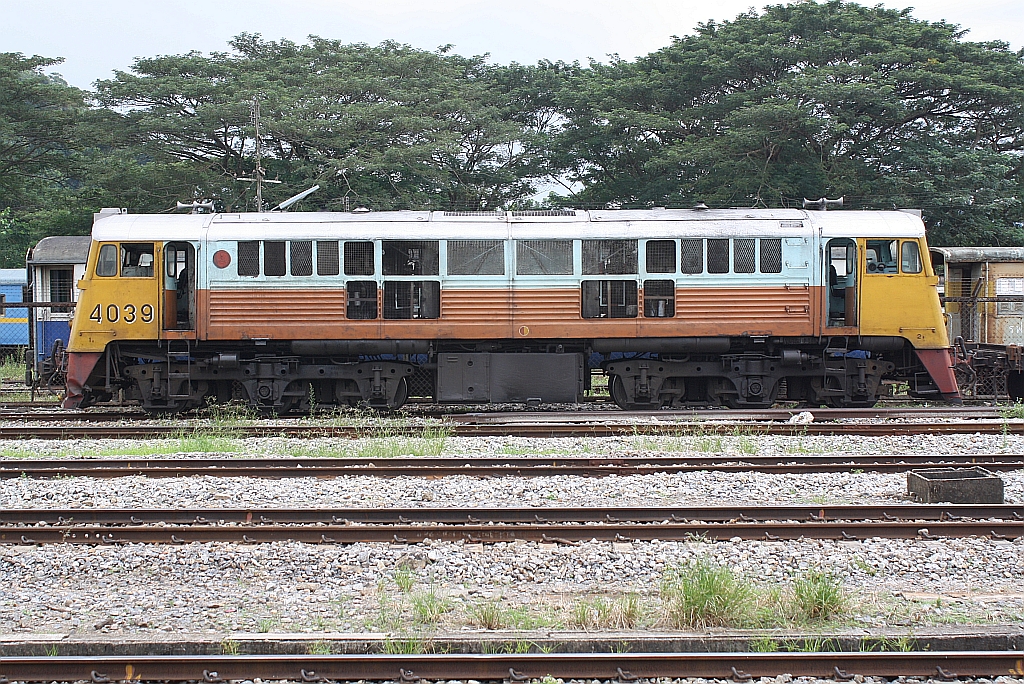 GEK 4039 (Co'Co', de, General Electric, Bj.1963, Fab.Nr. 34888) als Verschubreserve am 25.Oktober 2010 im Bf. Thung Song Junction.