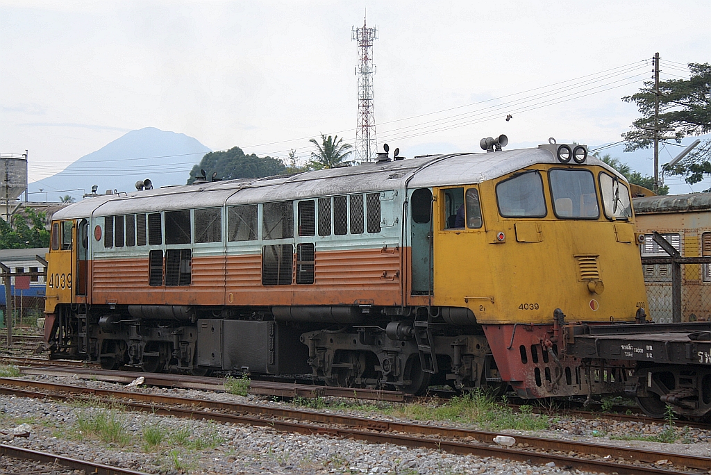 GEK 4039 (Co'Co', de, General Electric, Bj.1963, Fab.Nr. 34888) als Verschubreserve am 25.Oktober 2010 im Bf. Thung Song Junction.