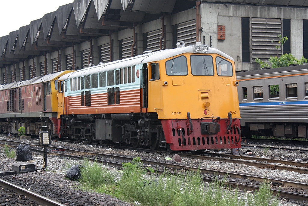 GEK 4040 (Co'Co', de, General Electric, Bj.1963, Fab.Nr. 34889) wartet am 16.Mai 2012 im Depot Hua Lamphong auf ihren nächsten Einsatz. 

