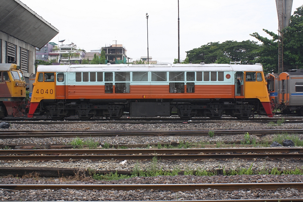 GEK 4040 (Co'Co', de, General Electric, Bj.1963, Fab.Nr. 34889) wartet am 16.Mai 2012 im Depot Hua Lamphong auf ihren nächsten Einsatz. 
