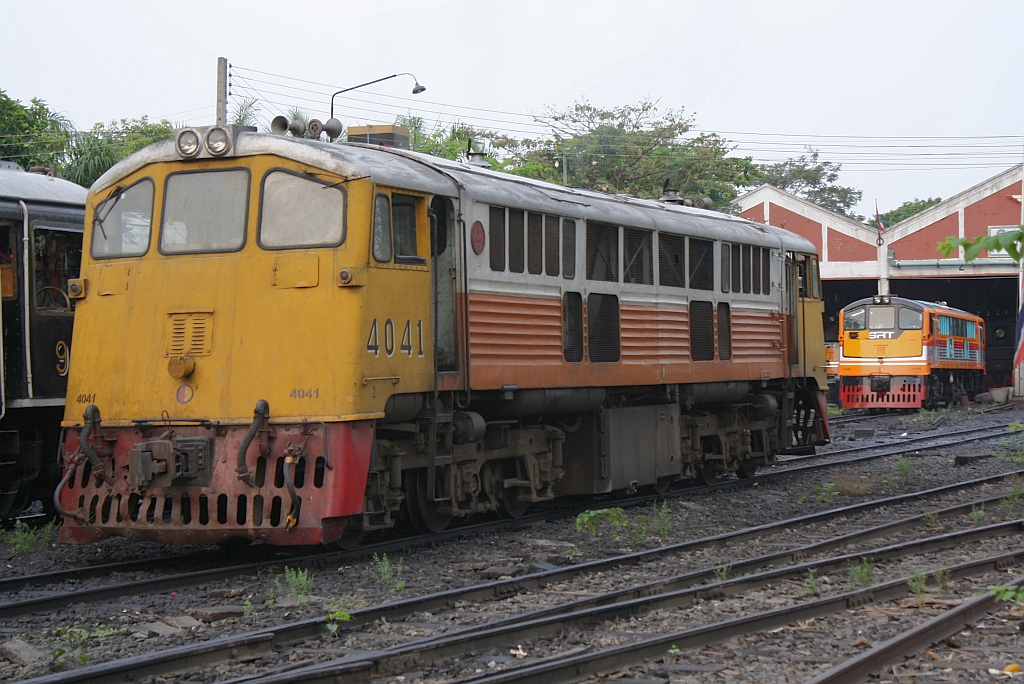 GEK 4041 (Co'Co', de, General Electric, Bj.1963, Fab.Nr. 35947) wartet am 13.März 2011 im Depot Thon Buri auf ihren Einsatz vor dem ORD 257 nach Nam Tok.