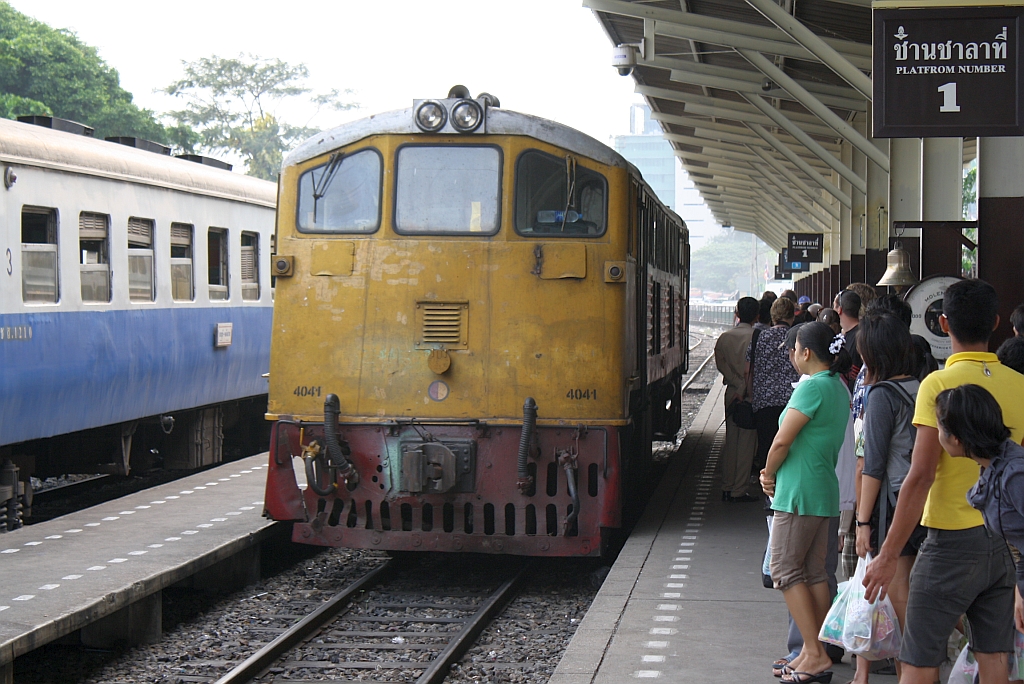 GEK 4041 (Co'Co', de, General Electric, Bj.1963, Fab.Nr. 35947) fhrt am 13.Mrz 2011 im Bf. Thon Buri an das Ende von Gleis 1 und wartet dann dort, da man ihr den Wagensatz des ORD 257 nach Nam Tok hintenan stellt.

