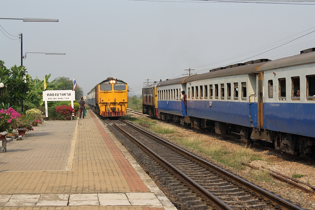 GEK 4041 (Co'Co', de, General Electric, Bj.1963, Fab.Nr. 35947) vor dem ORD 257 nach Nam Tok kreuzt am 13.März 2011 im Bf. Khlong Bang Tan die 3118 (B'B', dh, Krupp, Bauj.1969, Fabr.Nr.5007) mit dem ORD 260 von Nam Tok nach Thon Buri.