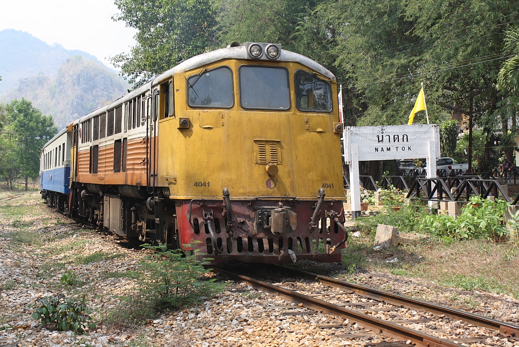 GEK 4041 (Co'Co', de, General Electric, Bj.1963, Fab.Nr. 35947) am 13.Mrz 2011 mit dem ORD 258 nach Thon Buri abfahrbereit im Bf. Nam Tok.