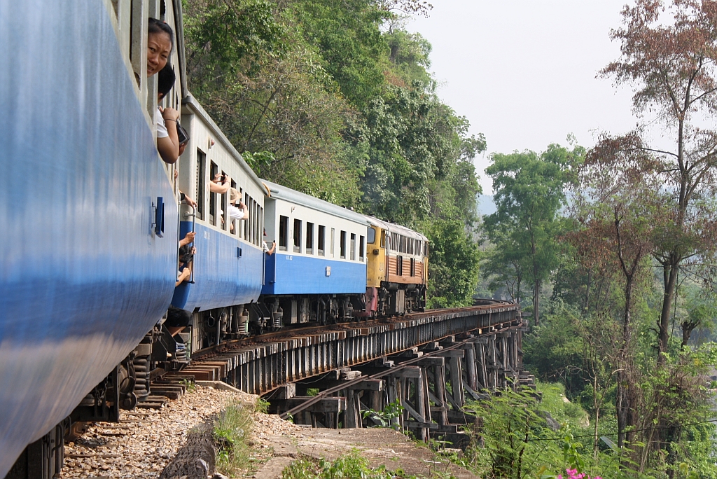 GEK 4041 (Co'Co', de, General Electric, Bj.1963, Fab.Nr. 35947) mit dem ORD 258 von Nam Tok nach Thon Buri auf der Trestle-Brcke zwischen dem Bf. Tham Krasae und der Hst. Saphan Tham Krasae am 13.Mrz 2011.
