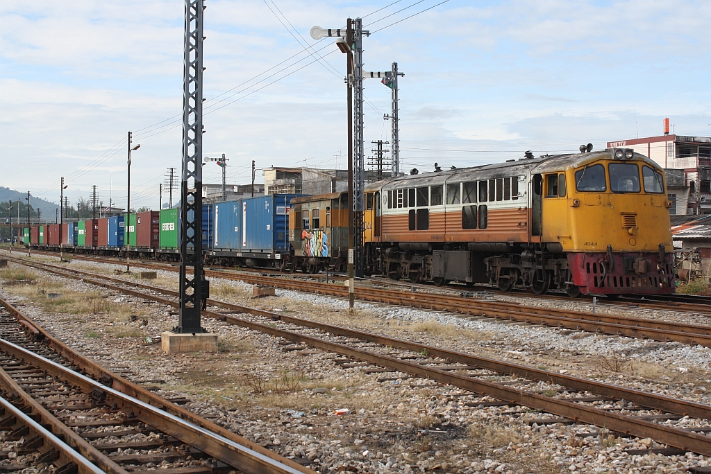 GEK 4044 (Co'Co', de, General Electric, Bj.1966, Fab.Nr. 35950) am 24.Aug. 2011 im Bf. Surat Thani.
