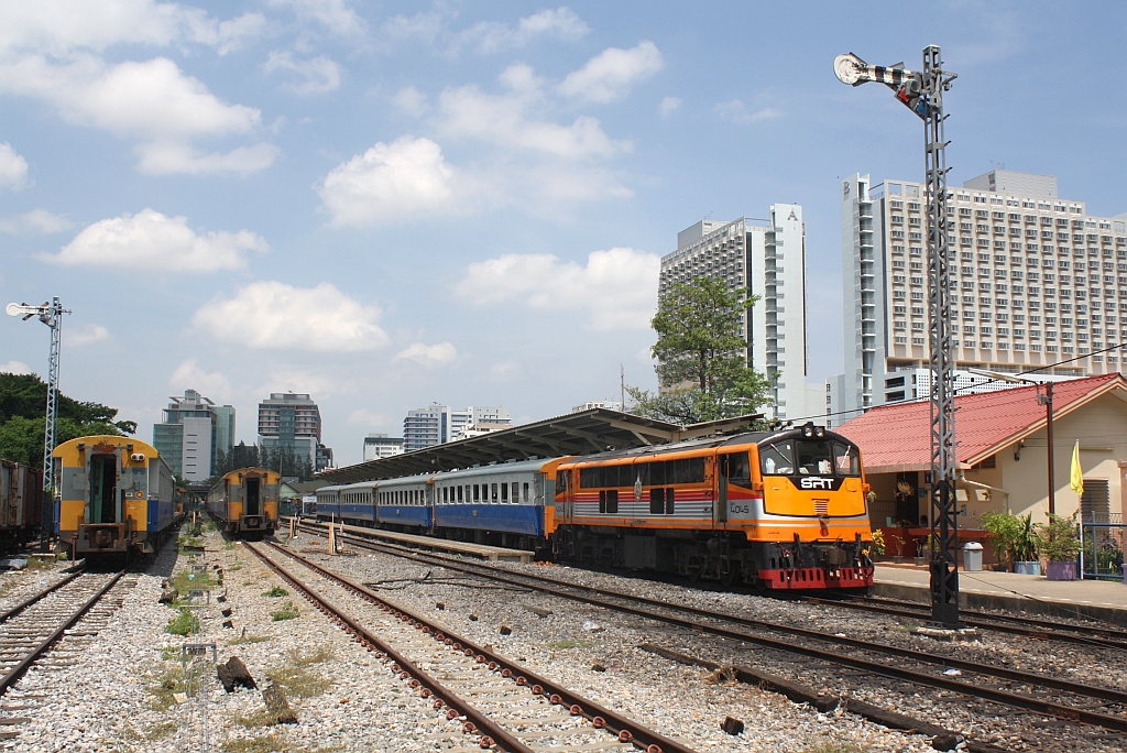 GEK 4045 (Co'Co', de, General Electric, Bj.1966, Fab.Nr. 35951) am 19.Mai 2012 mit dem ORD 259 nach Nam Tok im Bf. Thon Buri.

