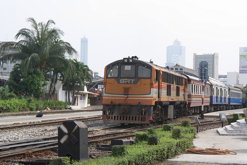 GEK 4045 (Co'Co', de, General Electric, Bj.1966, Fab.Nr. 35951) als Verschubreserve am 02.November 2012 im Bf. Hua Lamphong.
