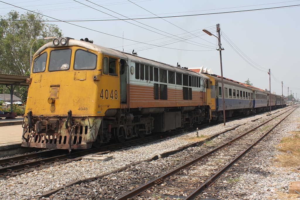 GEK 4048 (Co'Co', de, General Electric, Bj.1966, Fab.Nr. 35954) am 13.M�rz 2012 vor dem RAP 106 im Bf. Lopburi.