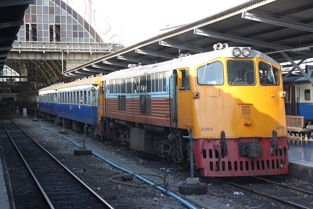 GEK 4050 (Co'Co', de, General Electric, Bj.1966, Fab.Nr. 35956) am 15.Mai 2012 vor dem ORD 281 auf Gleis 4 im Bf. Hua Lamphong.

