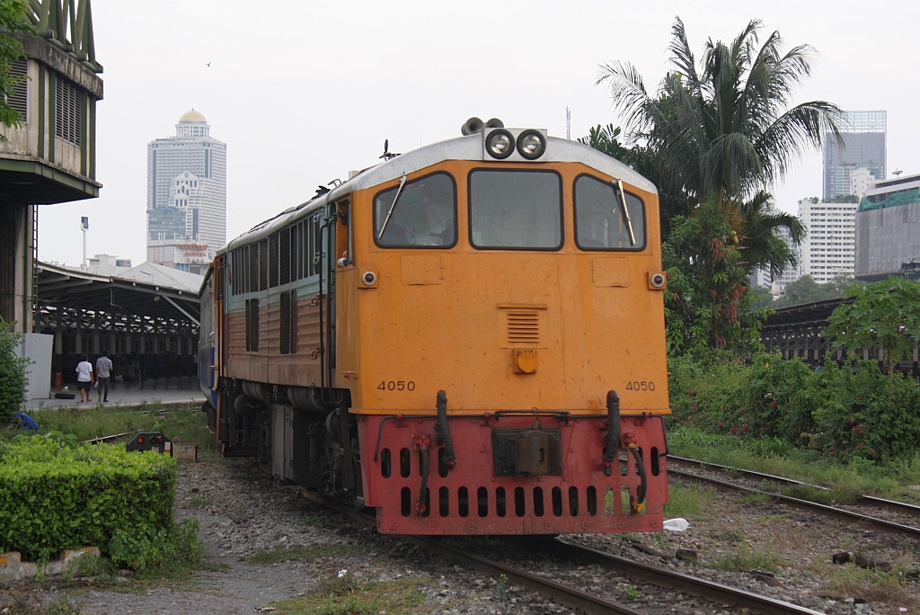 GEK 4050 (Co'Co', de, General Electric, Bj.1966, Fab.Nr. 35956) am 02.Juni 2012  Bf. Hua Lamphong. 

