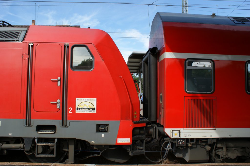 Gekuppelt Br146 mit einen Doppelstock-Wagen (DBpza 780.2) in Villingen am 14.08.2011 
