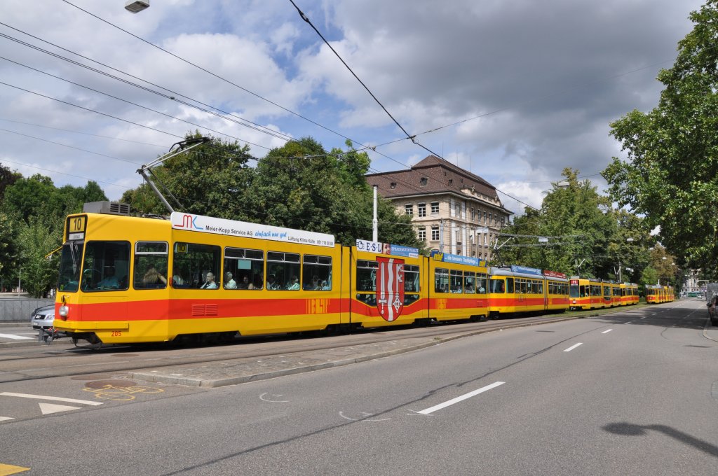 Gelb-rote Tramzge der BLT vor dem Signal am Bahnhof SBB in Basel. Die Aufnahme stammt vom 13.08.2011.