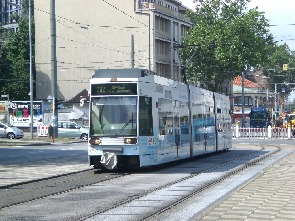 Gelsenkirchen: Straenbahnlinie 302 nach Bochum Leer Mitte an der Haltestelle Gelsenkirchen Buer Rathaus.(16.7.2012) 