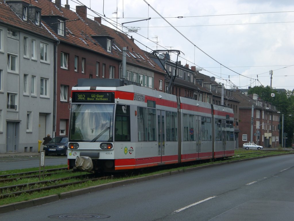 Gelsenkirchen: Straenbahnlinie 302 nach Gelsenkirchen Buer Rathaus an der Haltestelle Gelsenkirchen-Mitte Kennedyplatz.(16.7.2012) 