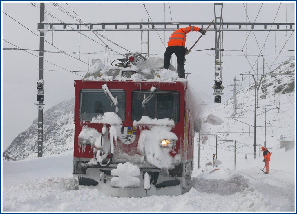 Gem 4/4 801  Steinbock  wird noch in Ospizio Bernina von seiner Schneelast befreit nach dem Schleudereinsatz. (01.12.2009)