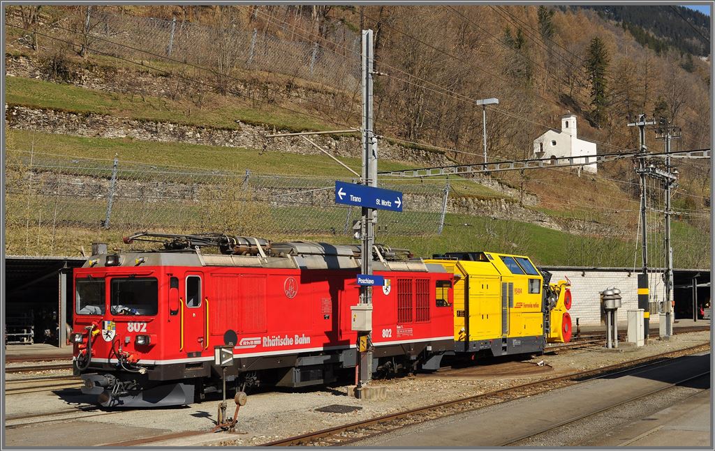 Gem 4/4 802  Murmeltier  und Schleuder Xrot95404. Gestern war sie im Einsatz, um Schneerutsche am Berninapass wegzuschleudern. (15.04.2013)