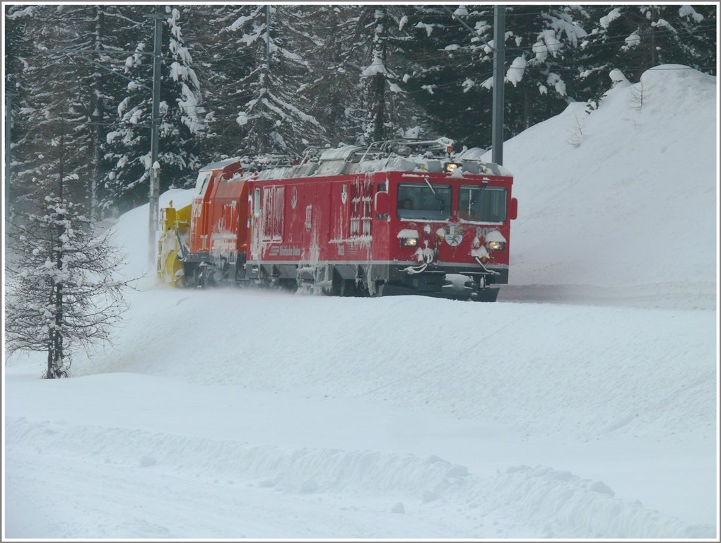 Gem 4/4 802  Murmeltier  und Xrot 9219 fahren nach einem Einsatz am Berninapass nach Pontresina zurck. Zwischen Morteratsch und Siurovas. (12.02.2010)
