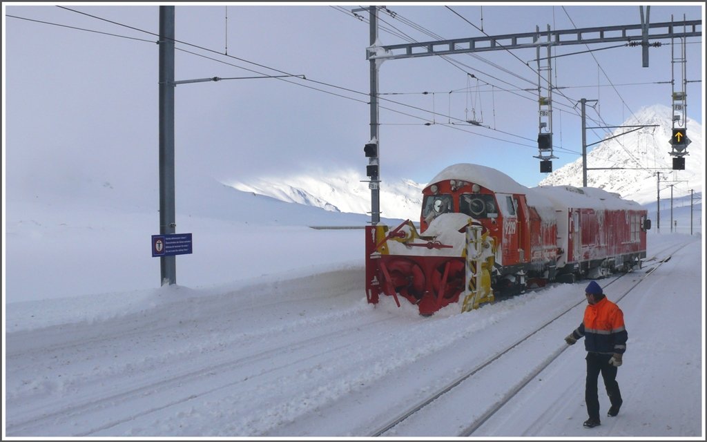 Gem 4/4 802 schiebt die Schleuder 9219 in den Bahnhof Ospizio Bernina 2253m (12.01.2010)
