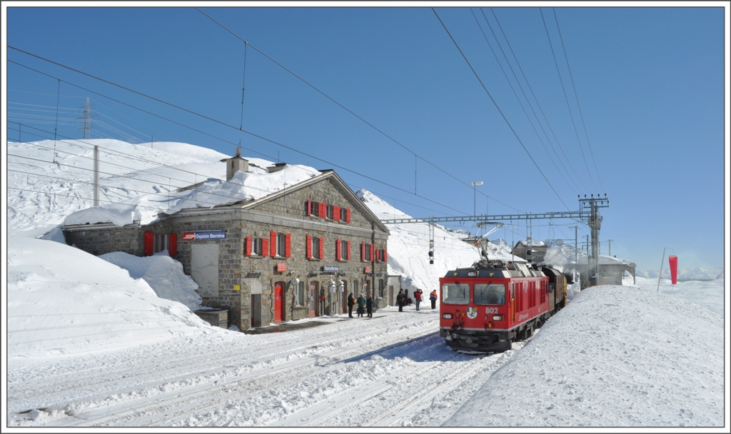 Gem 4/4 802 und die Xrot 9213 machen Pause im tiefverschneiten Ospizio Bernina 2253m. (26.02.2011)