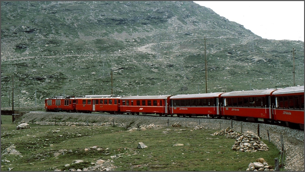 Gem 4/4 und Abe 4/4 II ziehen den ursprnglichen BerninaExpress zwischen Bernina Lagalb und Ospizio Bernina bergwrts. (ca 1995)