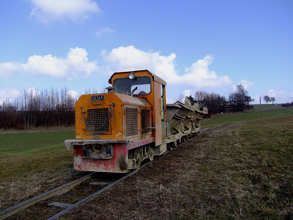 Gemchlich zuckelt die DIEMA-Lok auf der Feldbahn-DANREITER Richtung Lehmgrube;120309