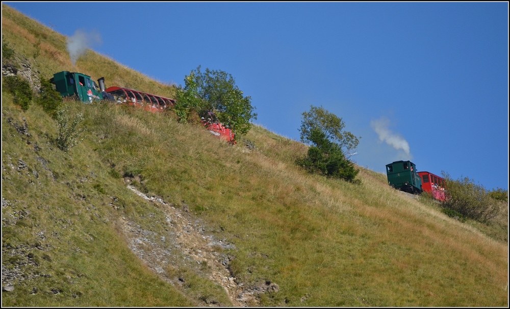 Gemeinsam am Hang. An diesem schnen Herbsttag sind die Zge immer zu zweit unterwegs, um den Ansturm zu bewltigen. Im Steilhang oberhalb Kuhmad, Oktober 2011.
