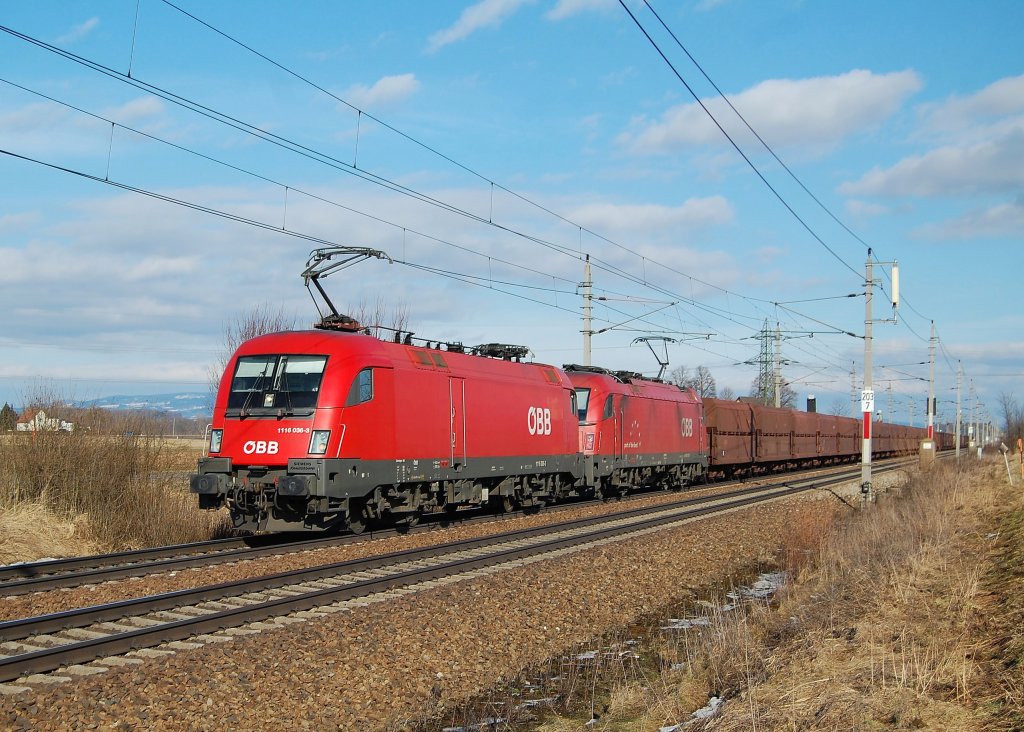 Gemeinsam haben 1116 036 und 1216 124 ihre Fracht am 
05.02.2011 ber die Westbahn bei Marchtrenk gezogen.