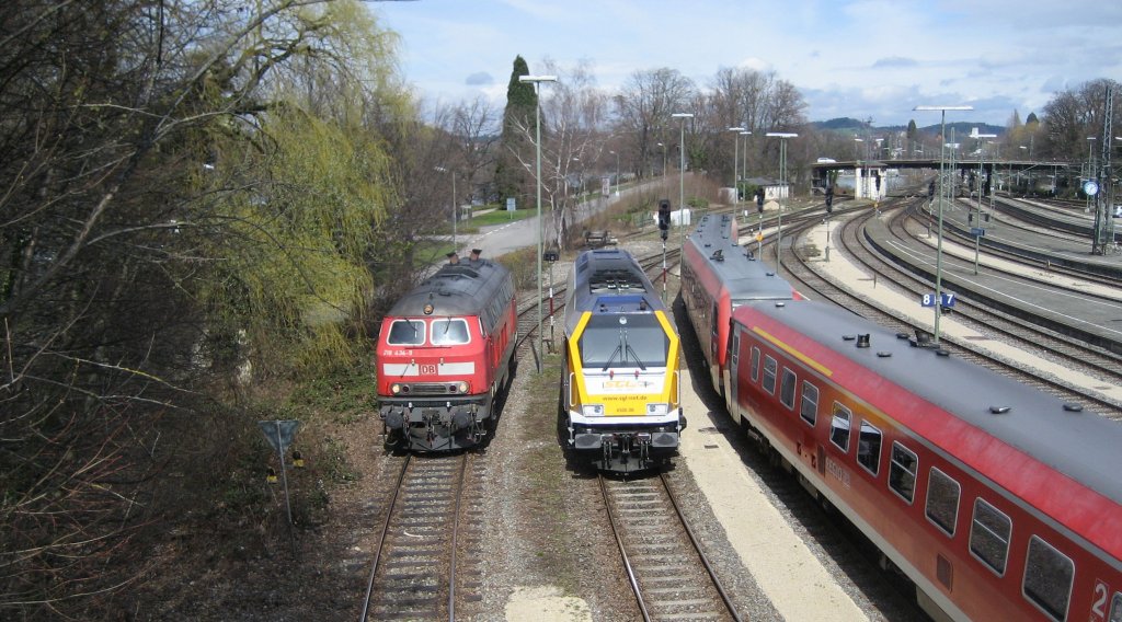 Gemeinsam macht rangieren mehr Spass. 218 434 und V500.06 im Bahnhof Lindau. Aufgenommen von der Fussgngerbrcke am 27.03.2010.