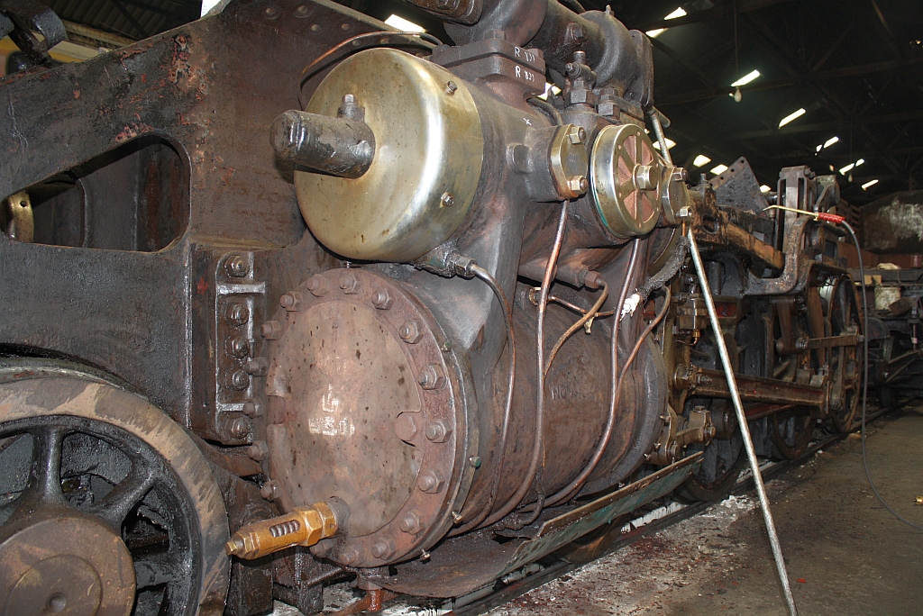 Gemeinsam mit der 824 erhält die 850 (2'C1'h2, Nippon Sharyo (Japan), Bauj. 1950, Fab.Nr. 1547) im Depot Thon Buri eine Hauptausbesserung. Das Bild vom 19.Mai 2012 zeigt den unverkleideten linken Zylinder der 850.