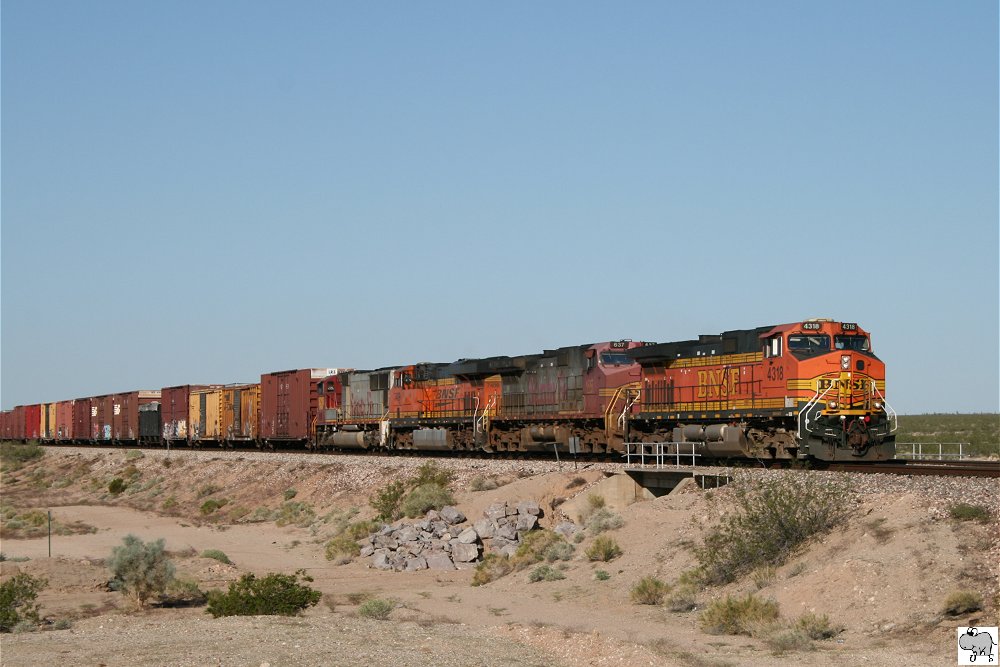 Gemischter Gterzug der BNSF, gezogen von den Loks # 4318 (C44-9W), # 637 (C44-9W), # 7409 (ES44DC) und # 8218 (SD75M). Die Aufnahme entstand am 26. September 2011.