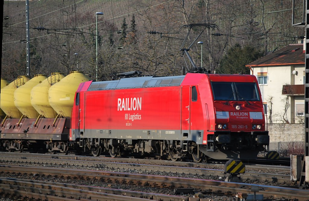 Gemischter Gterzug von Railion mit Elektrolok der Baureihe 185 fhrt in den Wrzburger Hbf ein (28.12.2008).