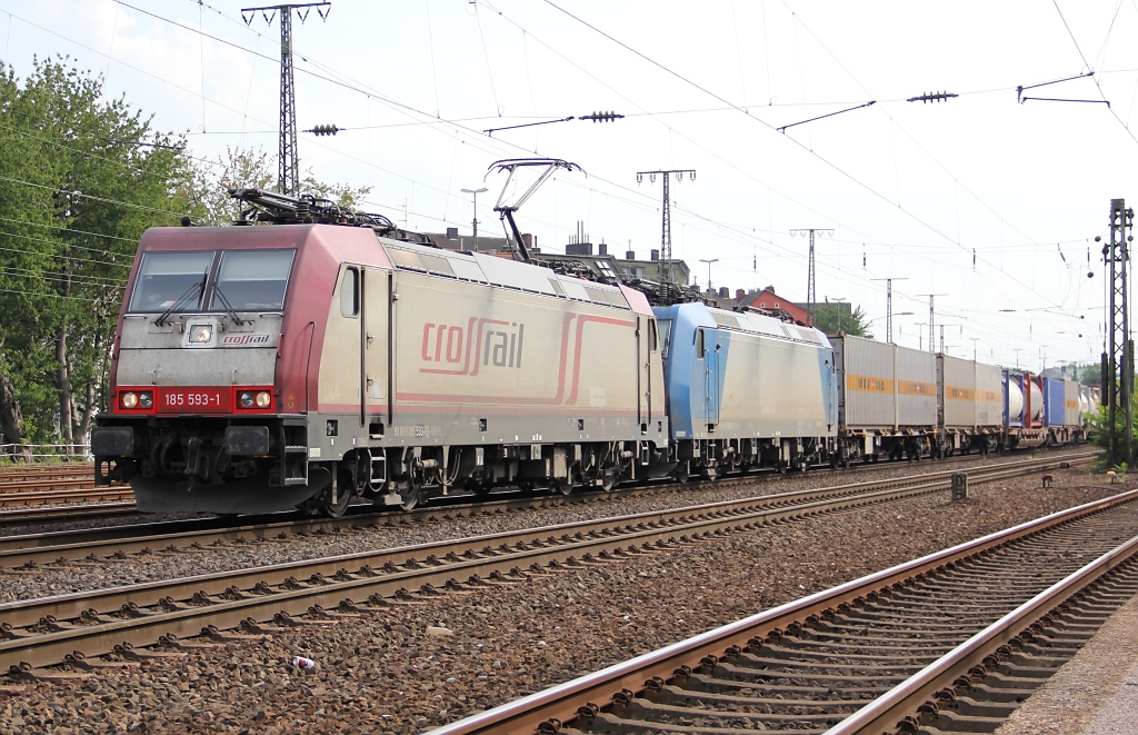 Gemischtes Doppel: 185 593-1 von Crossrail mit 185 535-2 als Wagenlok und einem Containerzug in Kln West. Aufgenommen am 17.08.2011.
