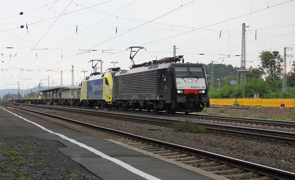 Gemischtes Doppel: 189 937 (ES 64 F4-037) in Doppeltraktion mit einer Dispo 182er und Containerzug in Fahrtrichtung Sden. Aufgenommen am 09.08.2012 in Eichenberg.
