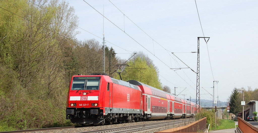 Gemtlich rollt 146 221-7 vom Betriebswerk Stuttgart am 23.4.2010 ber die Filsbahn in Richtung Stuttgart auf ihren nchsten - und nun auch nahegelegenen - Unterwegsbahnhof Gppingen zu.