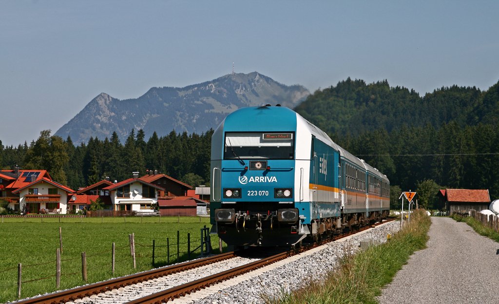 Gemtlich rollt 223 070 mit ihrem ALX 39954 von Mnchen nach Oberstdorf bei Langenwang (Schwab) dem Zielbahnhof entgegen. Im Hintergrund erhebt sich der Grnten, der sogenannte „Wchter des Allgus“.

