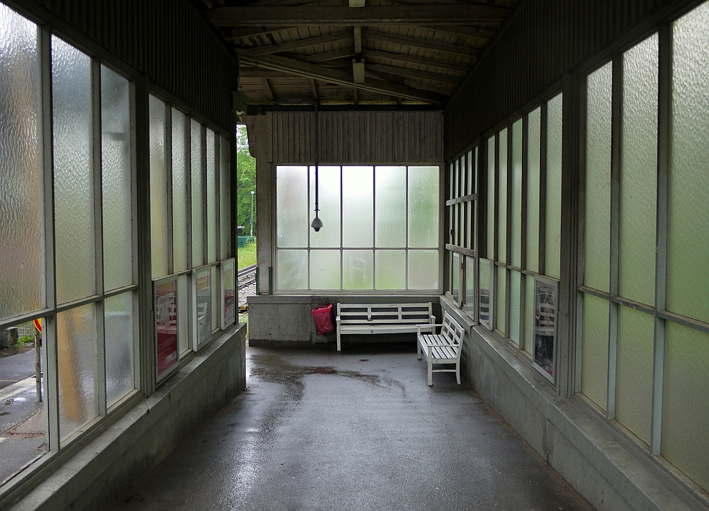 Gemtlich: die berdachte Wartehalle am Hamburger S-Bahnhof  Slldorf . Hoffentlich bleibt das so! 26.5.2013