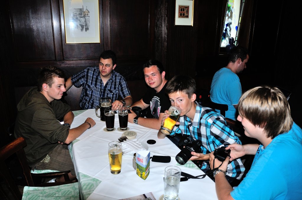 Gemtliche Runde im Rahmen des Mittagsessen im Kneitinger zu Regensburg.
Die wievielte Halbe war das, Thomas?... unschuldig pfeif.