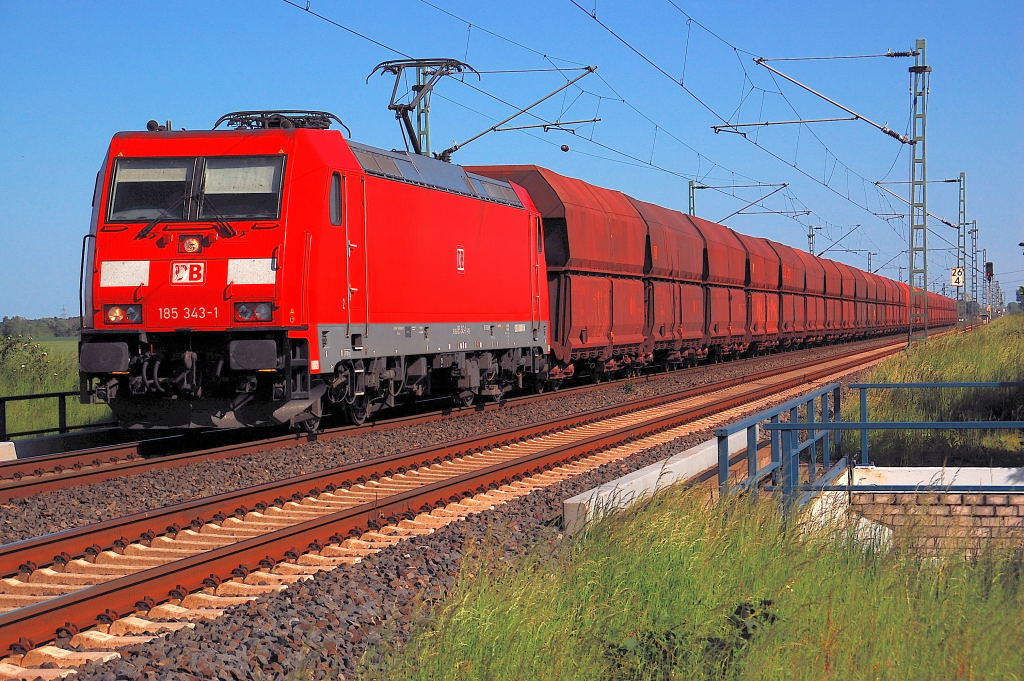 Gen Neuss ist hier die 185 343-1 auf der K33 Br�cke zu sehen mit ihrem Ganzzug. Samstag 26.5.2012