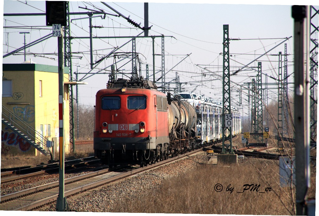 gen Norden durchfuhr 140 506-7 den Bhf.Nauen am 3.Mrz 2011 mit einem gemischten Gterzug