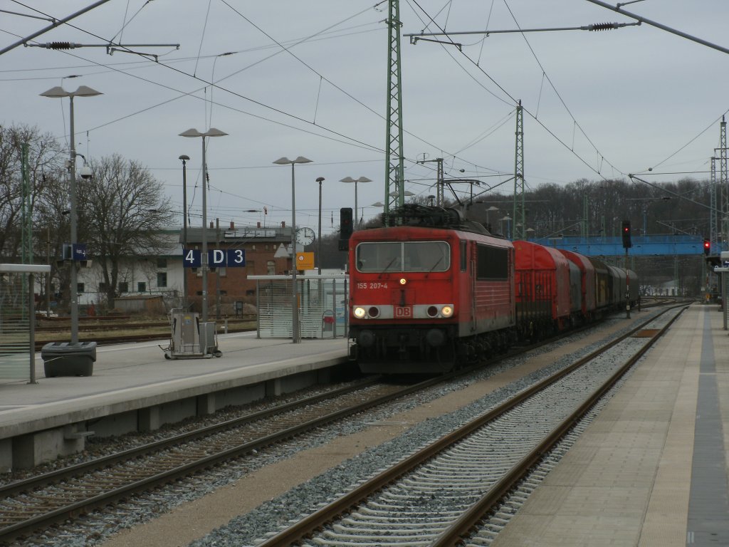Genau um 15:00 Uhr durchfuhr 155 207,am 05.April 2011,den Bahnhof von Bergen/R�gen.