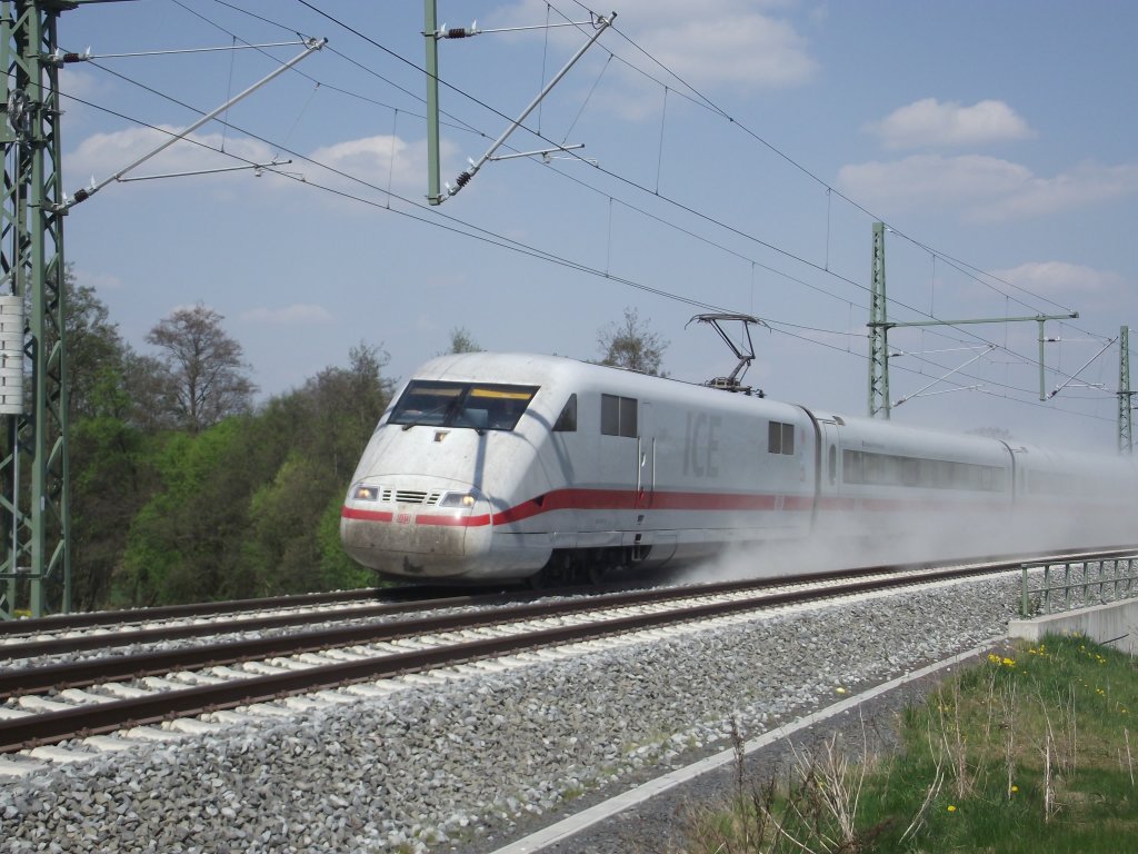 Genau um 15.30 Uhr ist der erste ICE nach Frankfurt ber den neu erbauten Distelrasentunnel und somit ber das neue Teilstck durchgefahren. Bei der 40 Km/h langsamen Durchfahrt enstand dabei sehr viel Staub. (Flieden, 25.04.11)