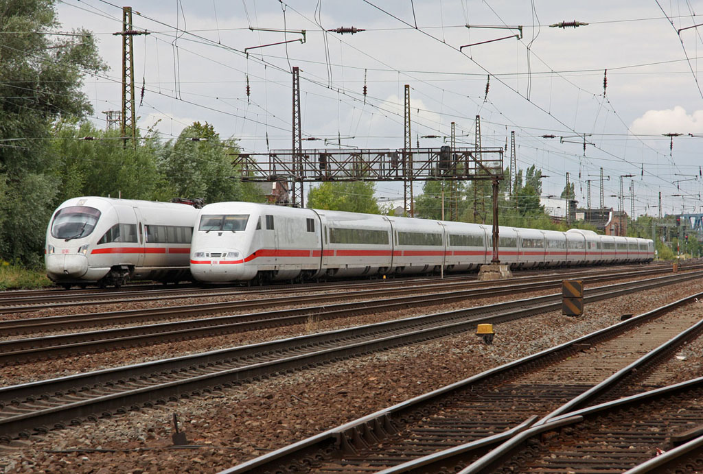 Genau unter der alten Signalbrcke in Leipzig-Mockau begegneten sich am 23.07.2011 der aus Hamburg kommende ICE 109 und ICE 890 mit Fahrtziel Hamburg-Altona.