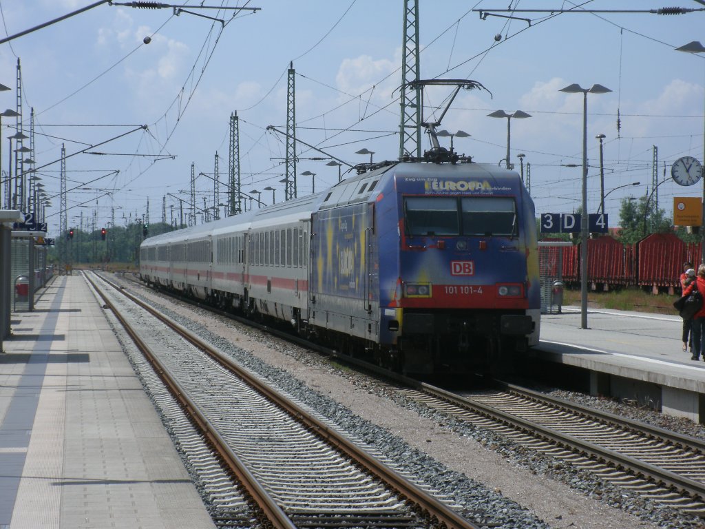 Genau zur Abfahrtszeit:12:56 Uhr schob 101 101,am 11.Juni 2012,den IC 2377 Binz-Frankfurt/Main,aus Bergen/Rgen.