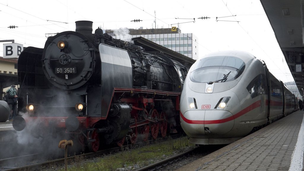 Generationentreffen, 50 3501 und ein ICE 3 am 12.12.2010 im Bahnhof Wrzburg. Perfekt angehalten, Danke an den ICE-Lokfhrer!