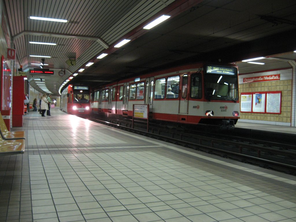 Generationentreffen am 27. Juni 2007 in der Haltestelle Christoph Strae / MediaPark. Die Hochflurwagen wurden zum Zeitpunkt der Aufnahme wegen der Tunnelsperrung zwischen Dom / Hauptbahnhof und Breslauer Platz / Hauptbahnhof ber die Ringstrecke, wo normalerweise nur Niederflurfahrzeuge her fahren, umgeleitet. Deswegen ist zu diesen Fahrzeugen kein stufenfreier Zugang mglich gewesen.