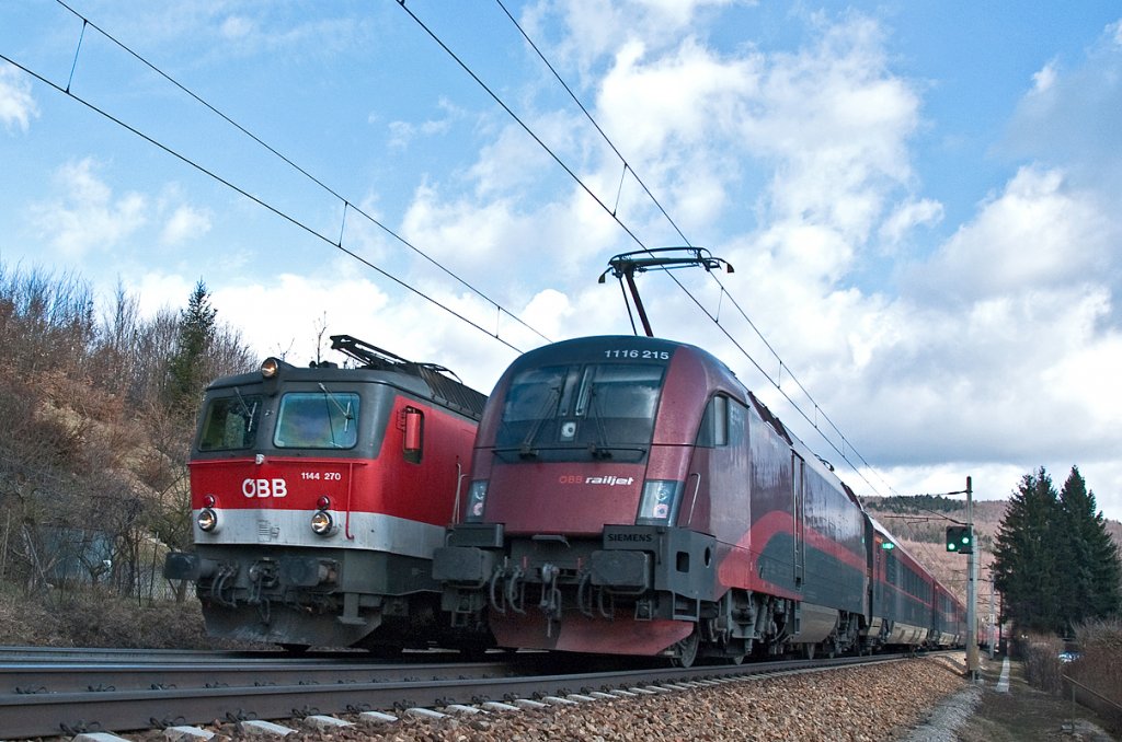 Generationentreffen an der Westbahn: Whrend 1116 215 den Railjet 43 Richtung Wien schiebt, befrdert 1144 270 ihren REX 1640 nach St. Valentin. Unter Tullnerbach, am 05.03.2010.