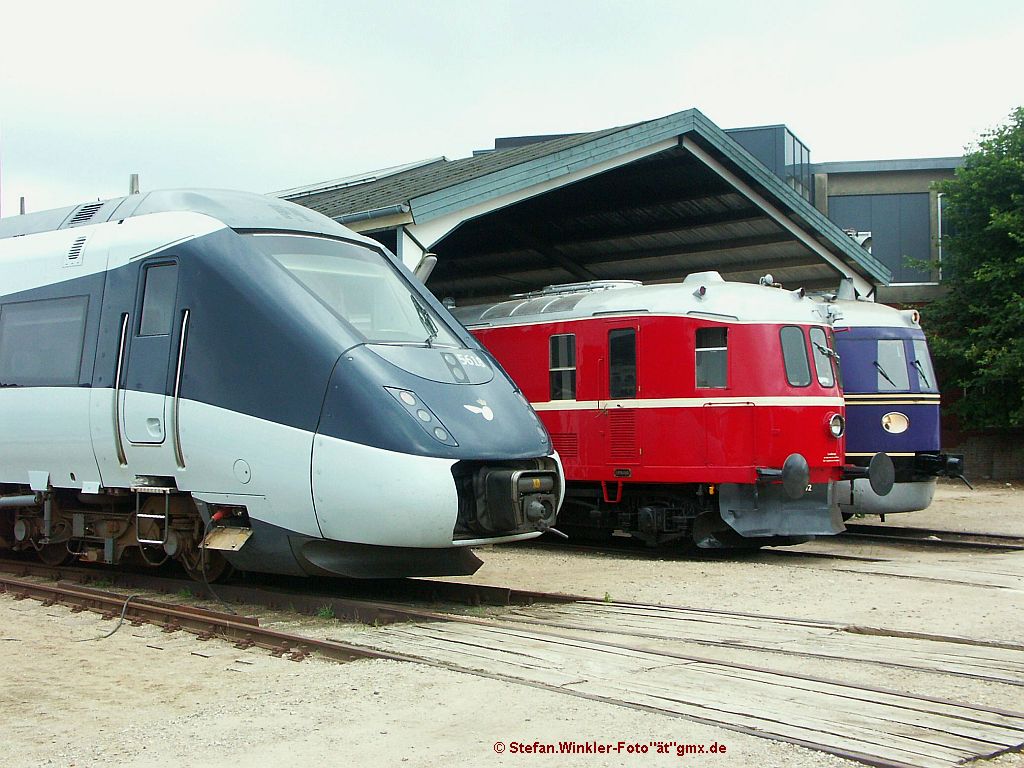 Generationentreffen im Eisenbahnmuseum in Odense auf Fyn/DK. Links IC, ab 2008, mittig der neu renovierte rote Blitzzug von 1935, rechts SVT 137 225 aus Leipzig, ebenfalls Bj. 1935.