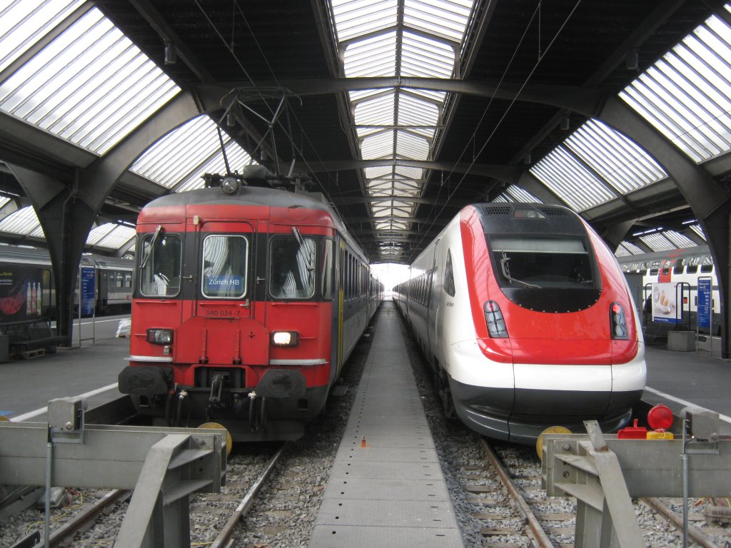 Generationentreffen im Zrcher HB: links Ersatzzug zum IC 771, rechts ein ICN, 15.02.2011.
